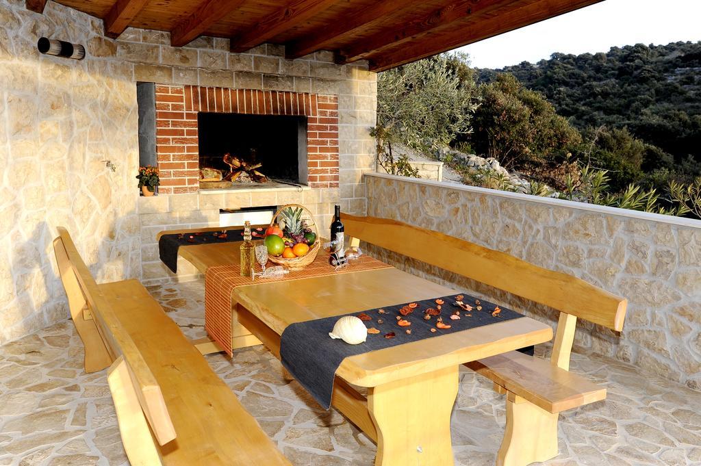 Holiday Home Mirna Vala Sevid Ngoại thất bức ảnh