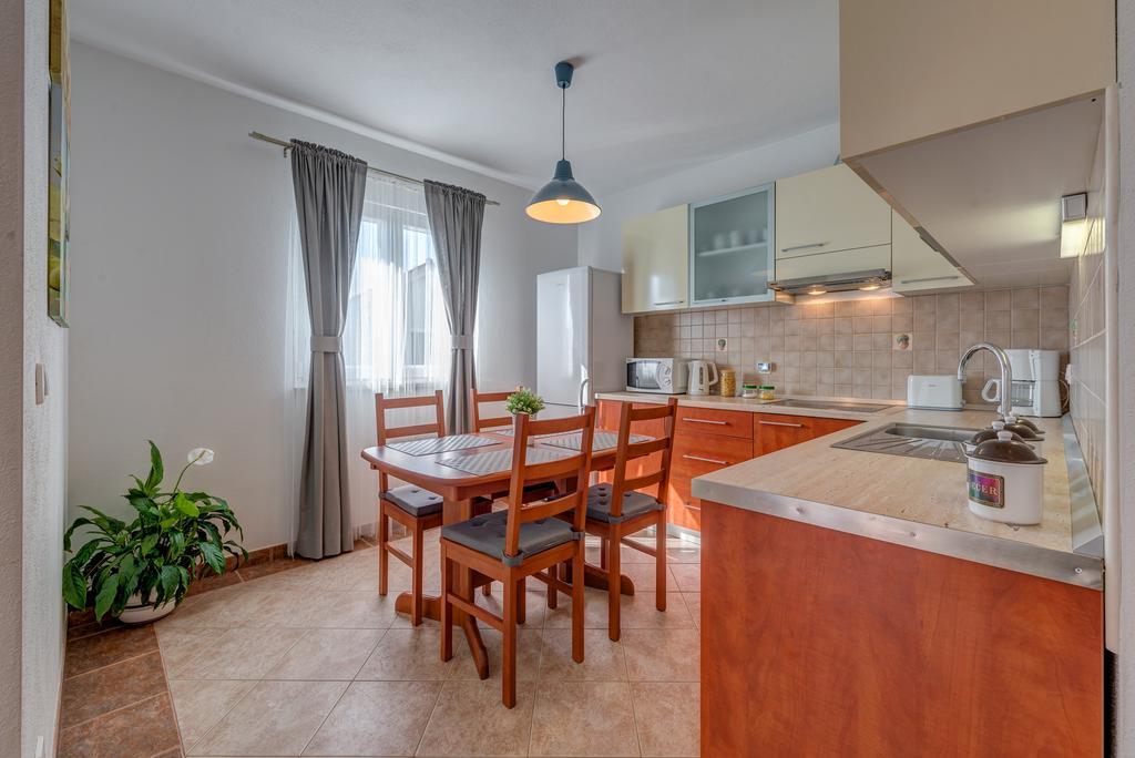 Holiday Home Mirna Vala Sevid Ngoại thất bức ảnh